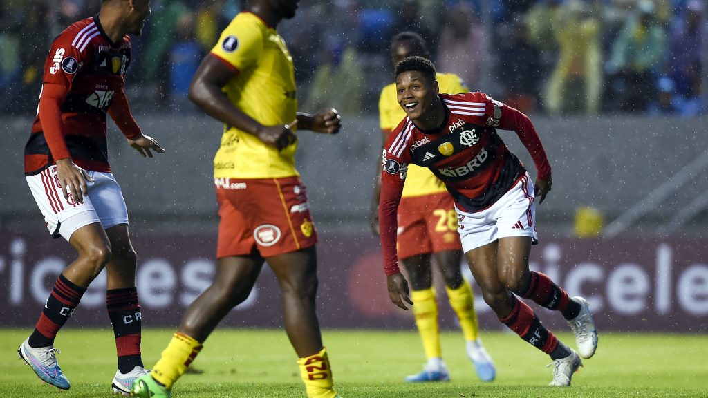 Matheus França gol estreia Flamengo Libertadores 2023 Aucas