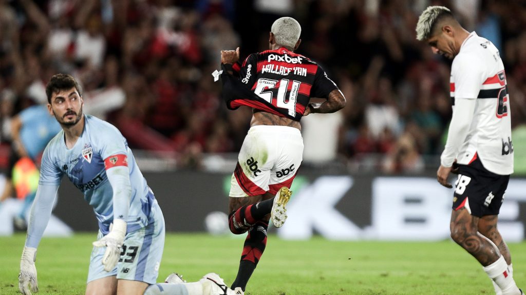 Wallace Yan Flamengo São Paulo Campeonato Brasileiro 2025