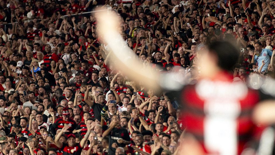 Pedro Flamengo Vitória goleada Maracanã Brasileiro 2025