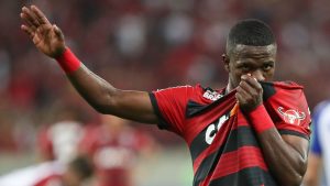 Vinicius Junior beijo camisa Flamengo 2018