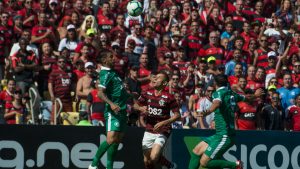 Rafinha estreia Flamengo balão chapeu